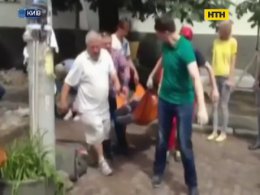 У середмісті столиці впав карниз та травмував людей