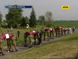 Сегодня торжественно перезахоронили героических защитников Киева