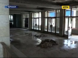 Год после пожара: актеры Черкасского театра работают среди руин и под открытым небом