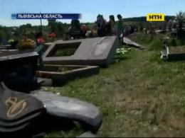 Пьяный психопат разорил кладбище на Львовщине