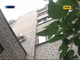 У Запоріжжі малюк дивом вижив після падіння з вікна