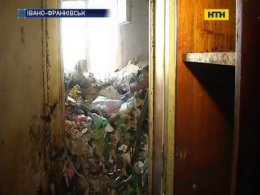 В Ивано-Франковске женщина превратила квартиру в помойку