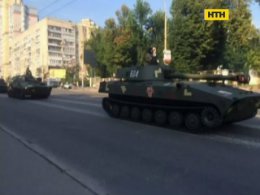 Парад в столице - война между танками и асфальтом