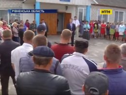 Родители не пустили детей в аварийную школу в Ровенской области