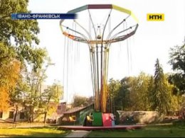В Івано-Франківську школярки травмувалися на каруселі