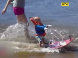 Американец обучает сына-младенца экстремальным видам спорта