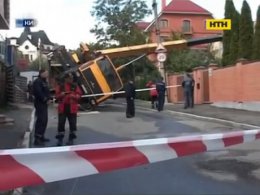 Автокран зруйнував приватний будинок у столиці