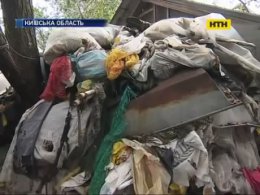 Жительница Киевской области превратила двор в свалку на горе соседям