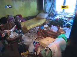 В Киеве родители оставили детей в заваленной хламом квартире