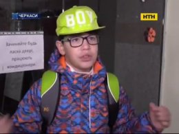 В Черкассах стеклянные двери, которые едва не убили мальчика, требуют оплатить его же родителям