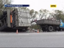 Ваговоз із сумнозвісним львівським сміттям перекинувся на Рівненщині