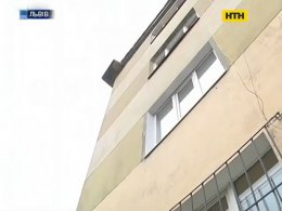 Во Львове старушка выпала из окна