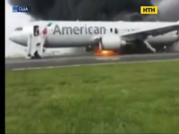 В США пассажирский самолет загорелся во время взлета