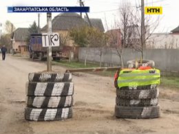 Жители города Берегово Закарпатской области возвели баррикады против фур
