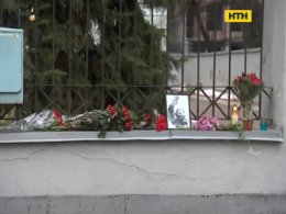 Кияни несуть квіти до посольства Куби