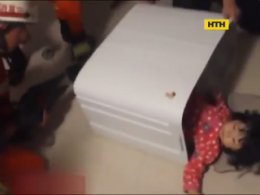 Китайські рятувальники витягли дитину з пральної машини