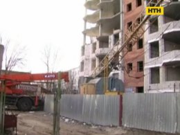 В Херсоні будівельний кран завалився на дитячий садочок