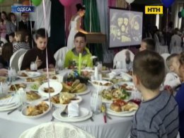 Около ста детей-переселенцев из Донецка и Луганска получили подарки к Новому году