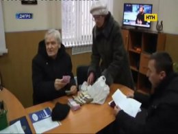 Пенсионеру из Днепра вернули забытые в камере хранения деньги