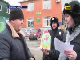 В Винницкой области копы награждали вежливых водителей и пешеходов