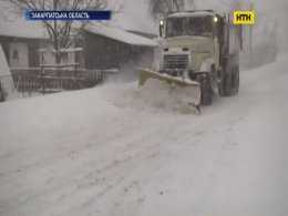 Закарпаття розгрібає сніг і готується до морозів