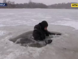 Винницкие спасатели учили рыбаков правилам спасения на льду