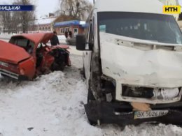 ДТП в Хмельницком: разорванный пополам ВАЗ, сплющенная маршрутка и по меньшей мере восемь травмированных