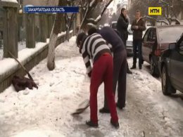 Ужгородские предприниматели под угрозой штрафов помогают убирать лед с улиц
