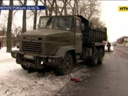 На Днепропетровщине под колесами грузовика погибла женщина