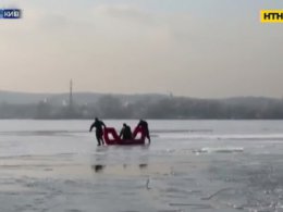У Києві  ледь не пішли під лід до півсотні рибалок