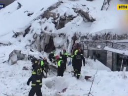 В Італії шестеро людей знайдені живими в зруйнованому лавиною готелі