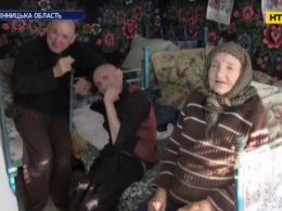 В Винницкой области немощная бабушка вынуждена самостоятельно ухаживать за сыновьями-инвалидами