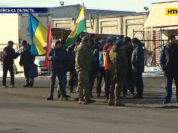 В городе Вишневом, что под Киевом, несколько десятков активистов блокировали движение пригородных маршруток