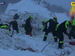 В горах Італії досі шукають жертв лавини