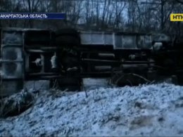 На Закарпатье рейсовый автобус с пассажирами упал в стометровую пропасть!