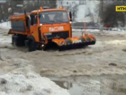 Прорыв трубы в центре Винницы на день обездвижил город