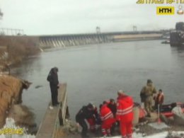 Чоловік упав із 60-метрової греблі ДніпроГЕСу і вижив