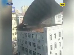 У Китаї вітер зірвав дах з багатоповерхівки