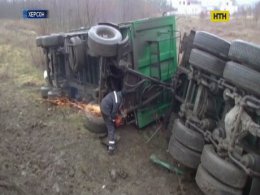 На Херсонщині цілу ніч рятували водія перекинутої фури