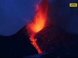 На італійському острові Сицилія прокинувся найбільший у Європі вулкан Етна