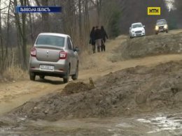 На Львівщині селяни самотужки ремонтують дорогу до своїх осель