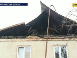 На Житомирщині поліція та пильні сусіди врятували людей з пожежі