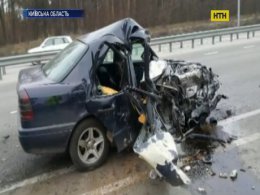 Під Києвом "Мерседес" влетів у опору моста