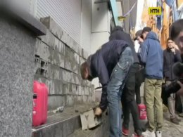 Радикально налаштовані молодики замурували двері "Сбербанку"