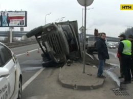 В столице на съезде с Дарницкого моста перевернулся грузовик