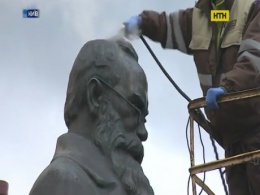 Гігієна пам'ятників - у столиці помили Грушевського