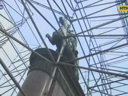 В центре Киева вандалы изуродовали памятник Щорсу