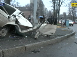 В Днепре авто на большой скорости слетело с дороги и врезалось в рекламный щит