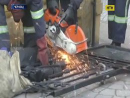 Чернівецькі рятувальники визволили чоловіка з полону паркана