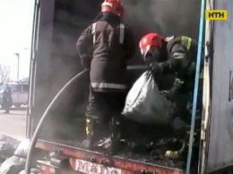 Неподалеку Ровно просто во время движения загорелся грузовик с углем